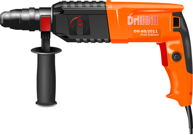 様々な工具が整理された工具バッグと、それを持つDIY愛好家の手元