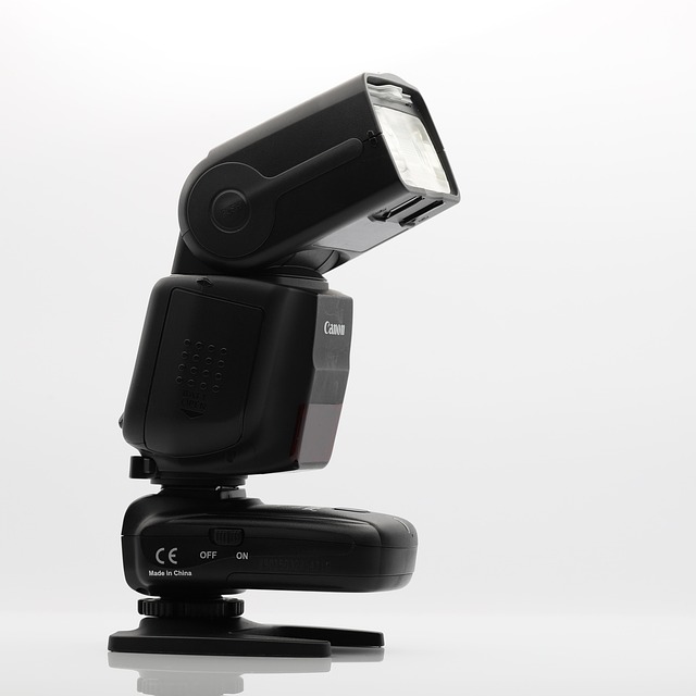 様々な種類のフラッシュが並べられた写真