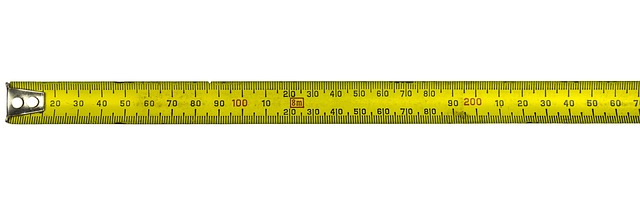 様々な種類のメジャー(巻尺、デジタル、レーザー)が並べられた比較イメージ