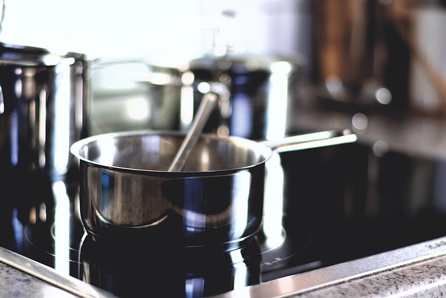 電気コンロで鍋を温めている様子、炎がない安全な調理風景