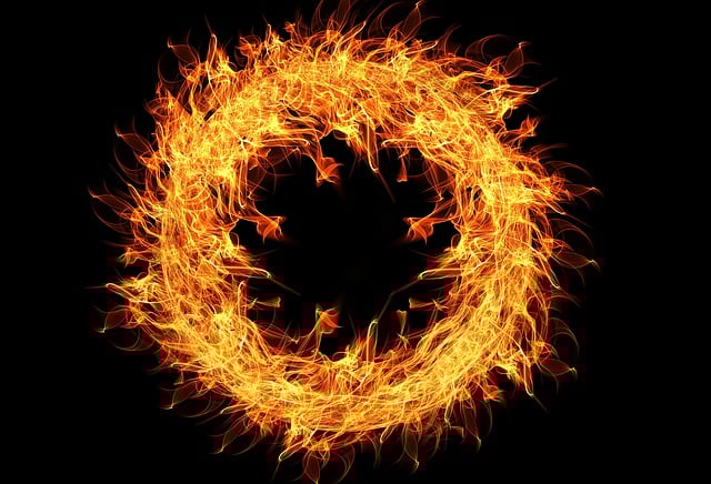 焚き火台で燃え盛る炎と、その横に置かれた様々な種類の着火剤