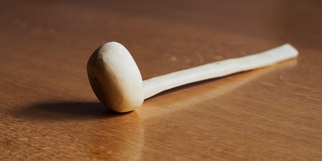 様々な素材と形のお玉が並べられ、それぞれの用途が示されている