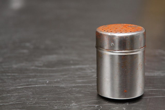 プロテインをシェイカーで混ぜる人