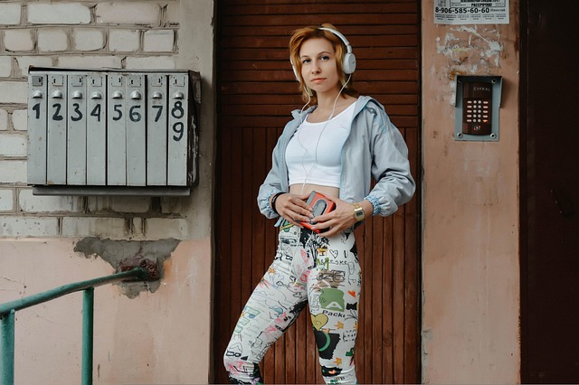 カセットプレーヤーの故障をチェックする人の手元