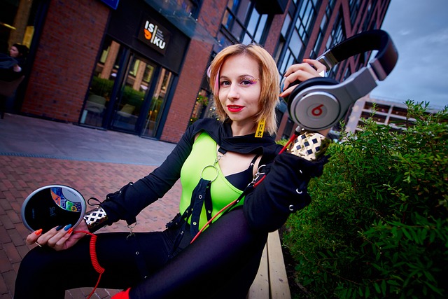 CDプレーヤーの背面にある様々な入出力端子と、内部のDACチップを示す図