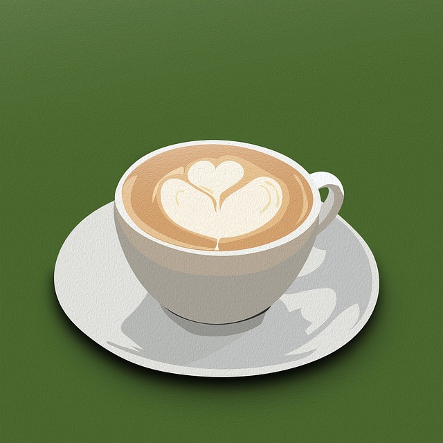 焚き火のそばに置かれた温かい飲み物が入ったキャンプ用マグカップ