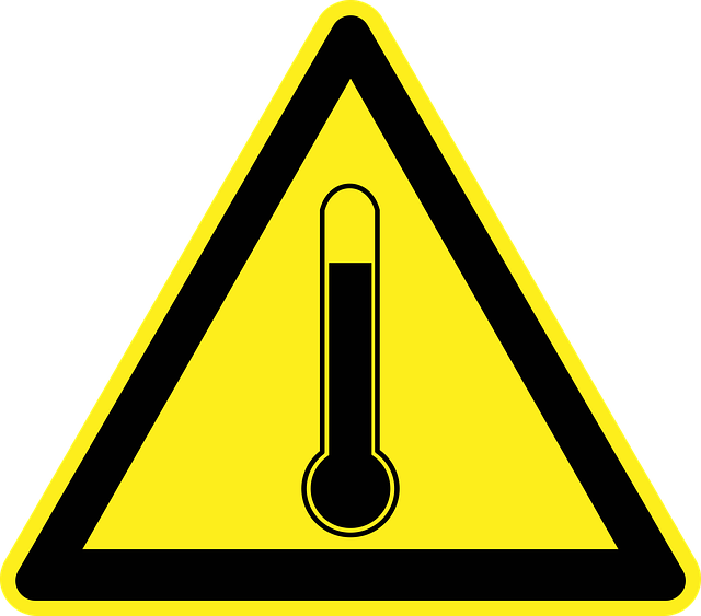 ホットプレートの注意書きを指差す手元