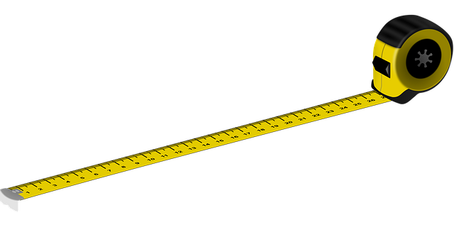 メジャーで部屋のスペースを測る人