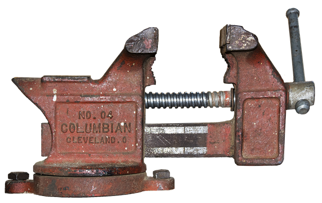 様々な種類の工具台が並べられた作業場の比較画像