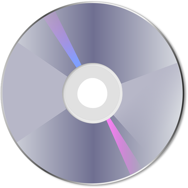 スタイリッシュなデザインのCDプレーヤーと、その横に置かれたお気に入りのCDアルバム