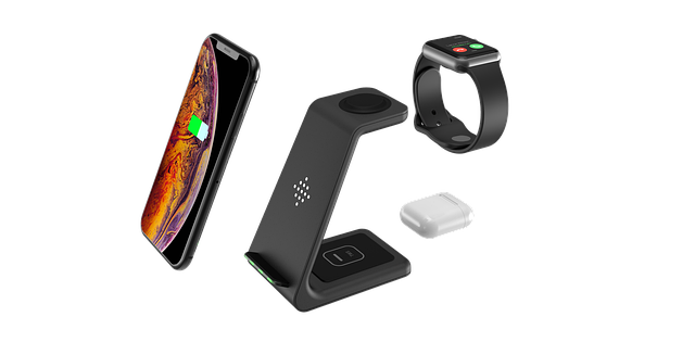 ワイヤレスイヤホンケースを装着したイヤホンが充電されているイメージ