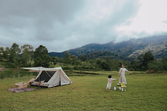 夕暮れのキャンプ場で暖かく光るテント