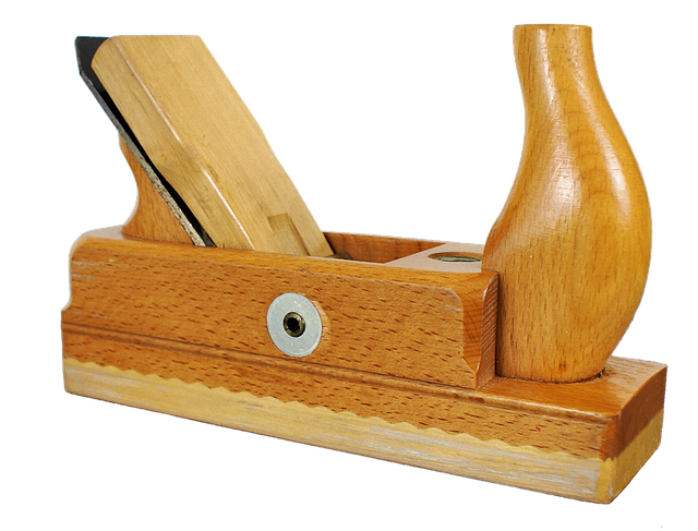 電動カンナで木材を加工している様子