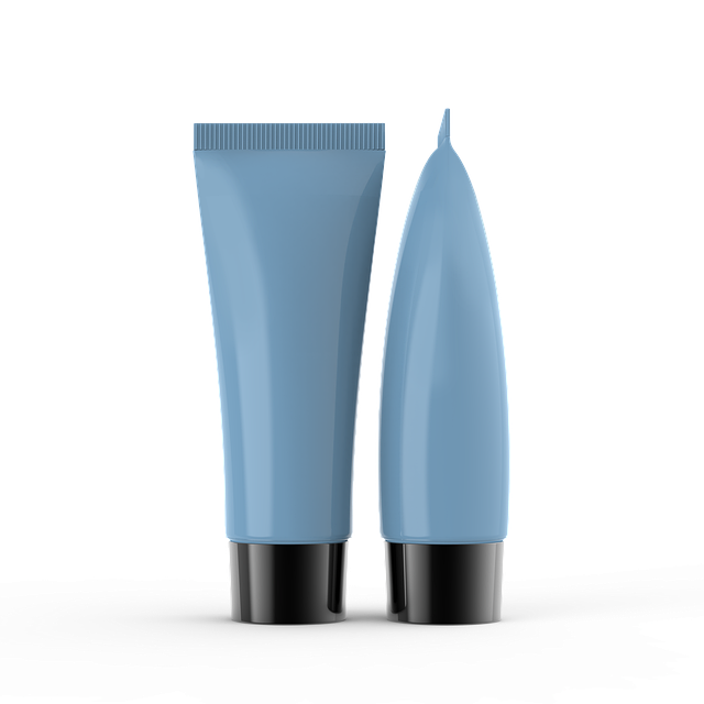 様々なブランドのベビーローションが並べられた清潔感のある棚