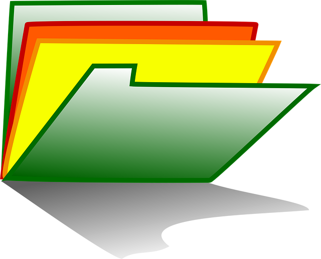 書類が入りきらずに溢れているファイルと、サイズが合わない書類のイメージ