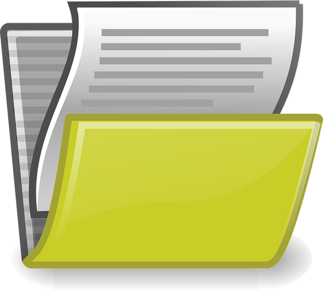 書類をファイルに整理している手元と、きれいに並べられたファイルのイメージ