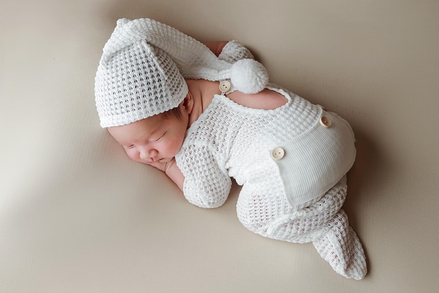 ベビーモニターの画面に映るクリアな赤ちゃんの寝顔と、暗視機能のアイコン