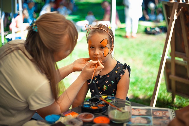 スケッチブックに絵を描く手順と、完成した作品を丁寧に保管する様子