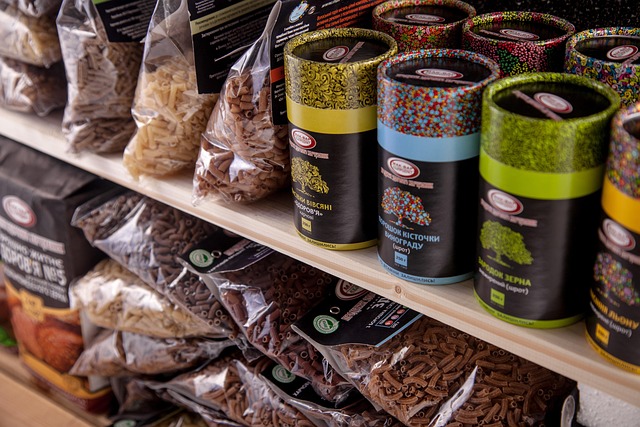 様々な種類のヘアケアジェルが並べられた棚