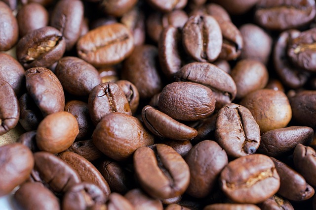 キッチンカウンターに置かれたスタイリッシュなコーヒーマシンとコーヒー豆