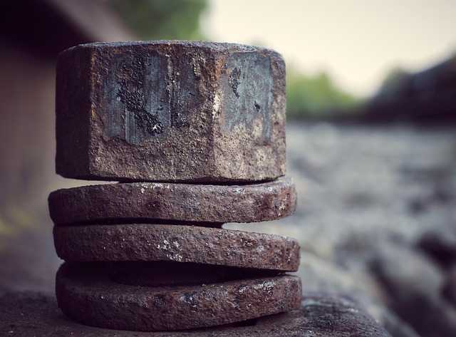 洗面台に置かれたおしゃれなヘアアイロンスタンドとヘアアイロン