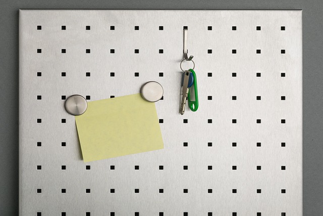 様々なサイズと素材の付箋が並べられた様子