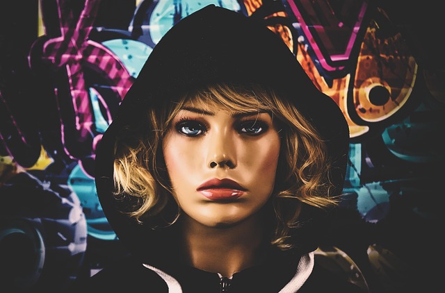 様々なデザインのスウェット（クルーネック、パーカー、ジップアップ）が並べられた様子