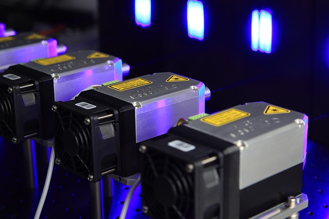 家庭用レーザー機器を正しく使用している様子の女性