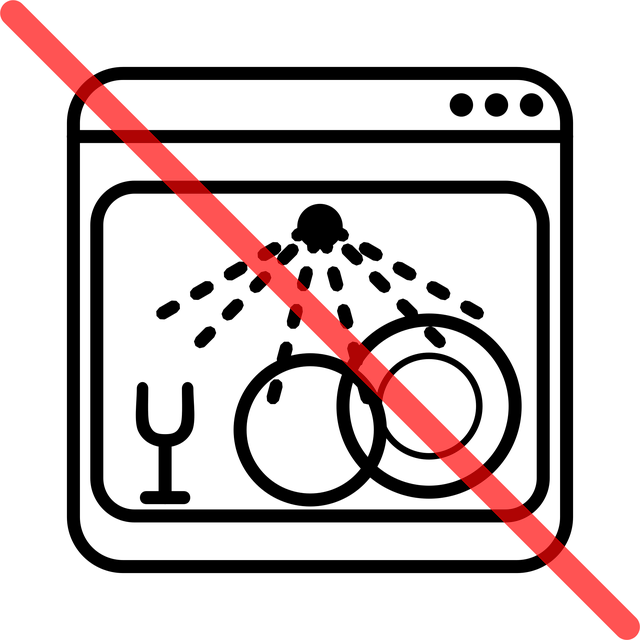 タンブラーを丁寧に手洗いしている様子