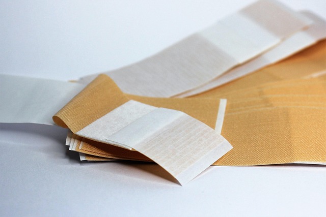 テープのりを正しく使う手順を示すイラストとメンテナンス用品