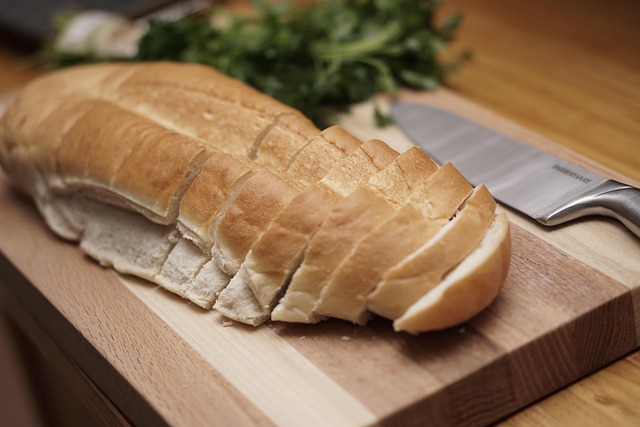 キャンプでまな板が小さすぎて食材がこぼれている様子と、滑りやすいまな板で危ない状況