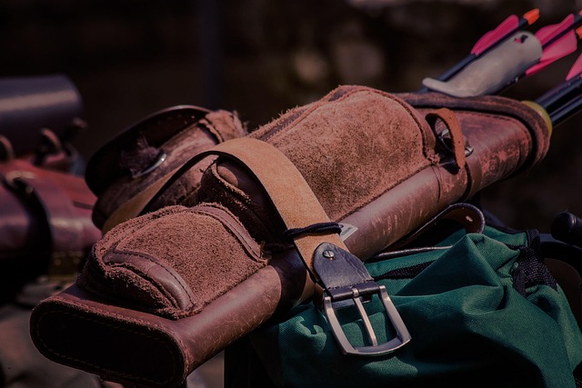 革ベルトを磨く手と、ベルトを吊るして保管する様子