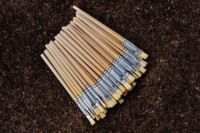 疑問符やバツ印が描かれたヘアケアブラシの周りに、注意を促すアイコンが配置されたイメージ