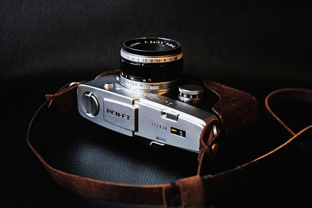 カメラを首から下げて快適に撮影する人のイメージ