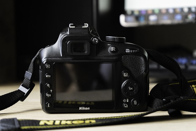 カメラストラップをカメラに取り付け、長さを調整する様子