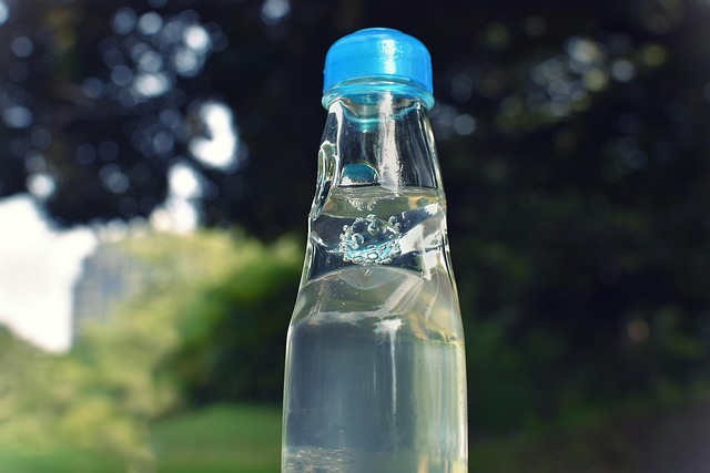 炭酸水メーカーのボトルを洗浄している手元