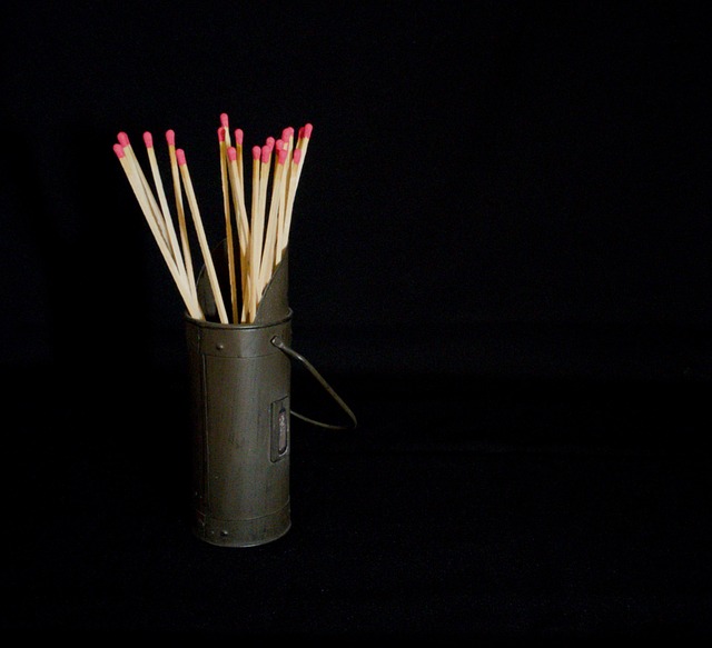 様々な種類の火起こし器が並べられている様子