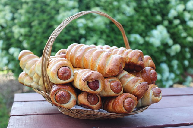 人気アウトドアブランドのロゴが並ぶレジャーシートの展示