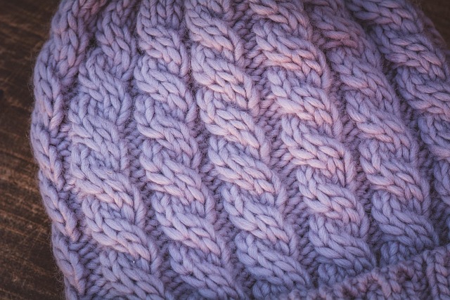 様々な素材と編み方のニット帽が並べられたクローズアップ