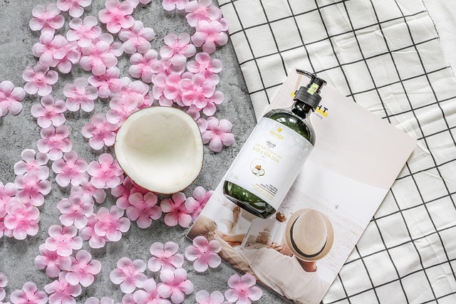 ダメージケア、スカルプケア、オーガニックなど様々な種類のシャンプーボトルが並ぶイメージ