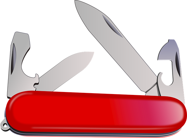 キャンプ場でスプーンを使って食事をする人、スプーンを洗う人のイメージ