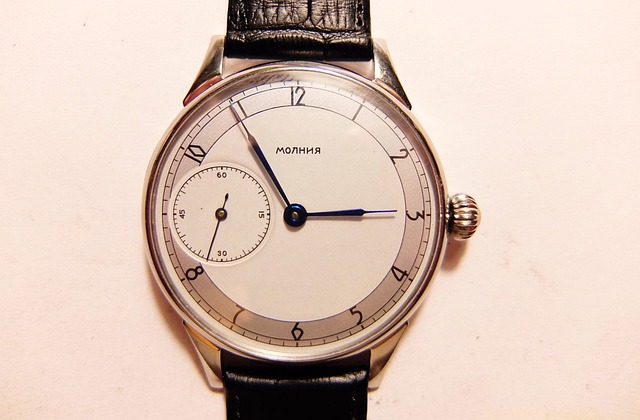 様々な色やデザインのリストラップが並べられている様子