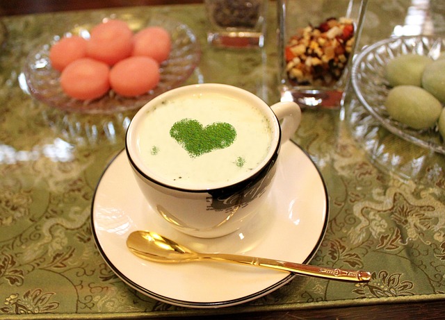 茶筅で抹茶を点てる様子