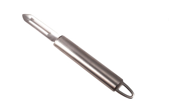 様々な種類のピーラーが並べられたキッチンの作業台