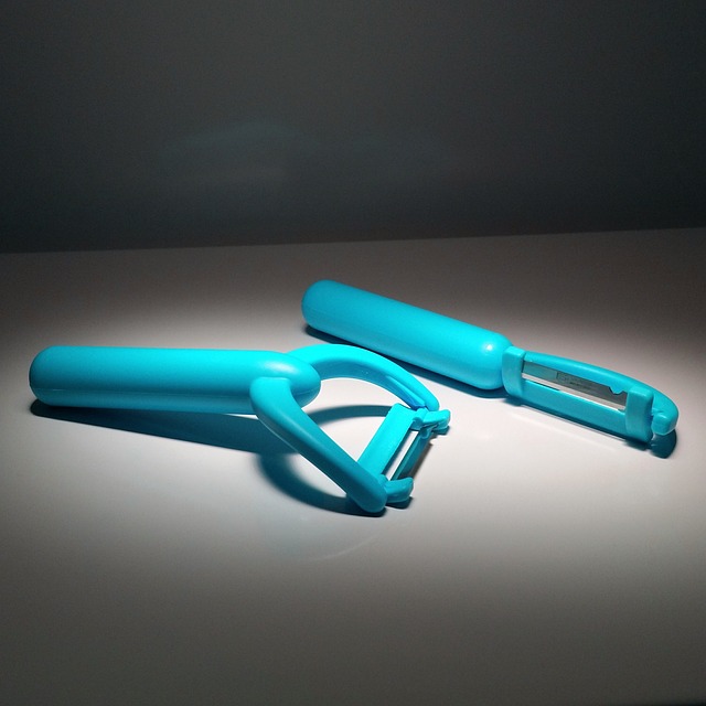 野菜の皮をスムーズに剥くピーラーのクローズアップ