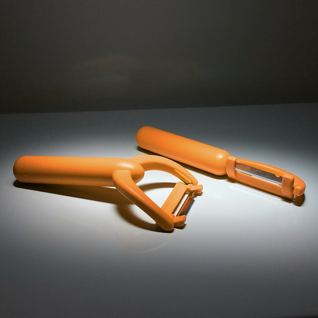 I字型、T字型、千切りピーラーなど様々な種類のピーラーが並べられている