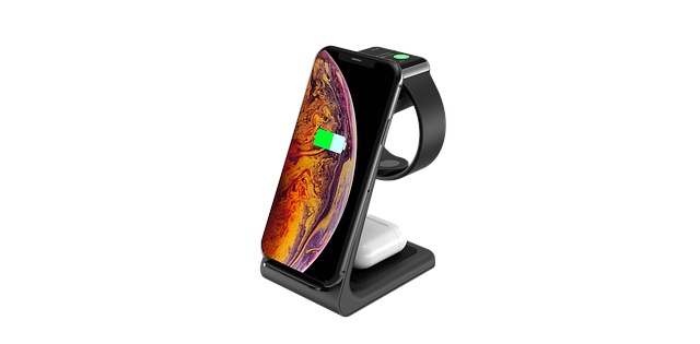 ワイヤレス充電器に置かれたワイヤレスイヤホンとスマートフォン