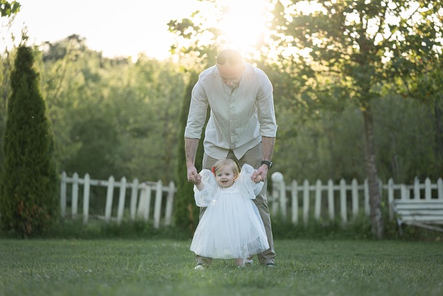 ベビーカメラの設置場所を指差し確認する親のイメージ