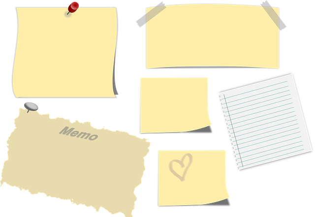 有名文房具メーカーのロゴと付箋のパッケージ