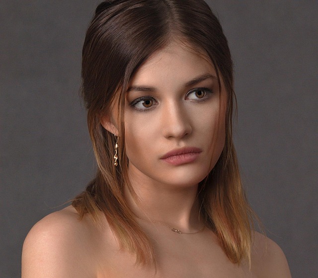 家庭用レーザー脱毛器で脚を脱毛し、使用後に保湿ケアをしている女性